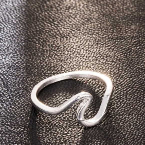 Boutique Wave Ring Silver Color Size 8 Simple Dainty Design - Picture 2 of 3